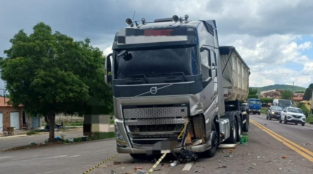 COLISÃO ENTRE CAMINHÃO E MOTO NA BR 232 NO DISTRITO DE BOM NOME DEIXA VITIMA FATAL