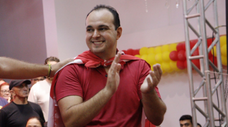 PRODUÇÃO GRANDIOSA PARA UM ESPETÁCULO DE ATUAÇÃO POBRE NA FILIAÇÃO DE BRENO ARAUJO AO PT