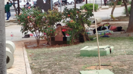 UMA CIDADE ABANDONADA; EM ST MORADORES DE RUA FAZEM SUAS NECESSIDADES EM PRAÇA PÚBLICA, A LUZ DO DIA